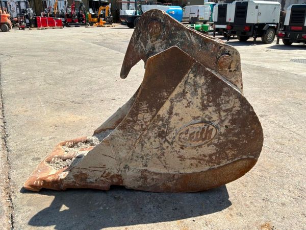 24" Geith digging bucket.....65mm pins.......044. 392721367