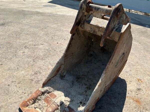 24" Geith digging bucket.....65mm pins.......044. 392721368