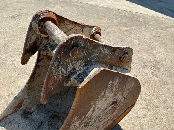 24" Geith digging bucket.....65mm pins.......044. 392721373