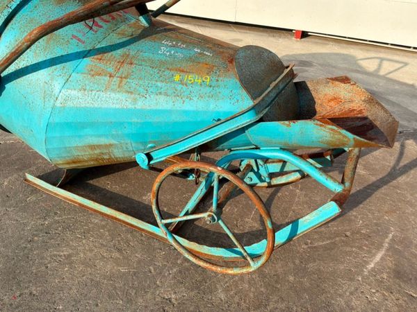 500 litres Banana type Concrete pouring skip...... 392928156