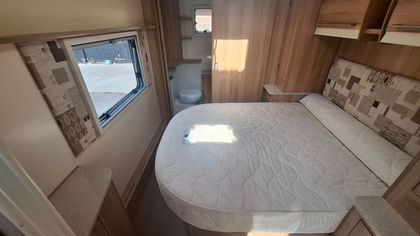Bailey Unicorn Vigo fixed island  bed caravan 393405911