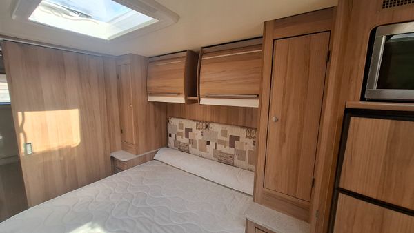 Bailey Unicorn Vigo fixed island  bed caravan 393405912