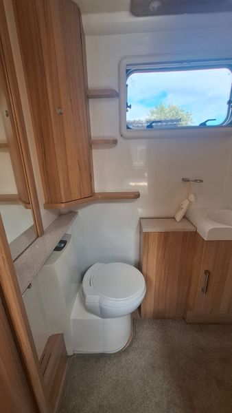 Bailey Unicorn Vigo fixed island  bed caravan 393405918