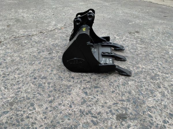 18" micro / mini digger bucket...........25mm pins 393425392