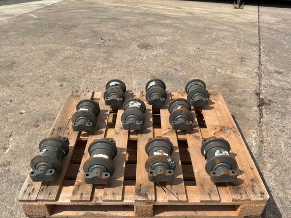 New / unused Doosan track rollers.....200104-00040 393689446