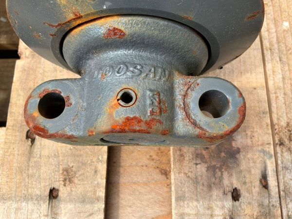 New / unused Doosan track rollers.....200104-00040 393689467
