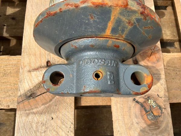 New / unused Doosan track rollers.....200104-00040 393689476