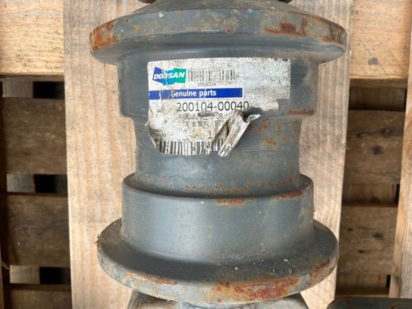 New / unused Doosan track rollers.....200104-00040 393689541