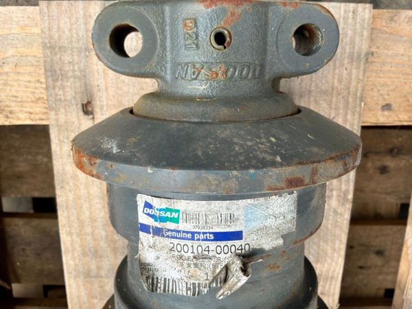 New / unused Doosan track rollers.....200104-00040 393689527