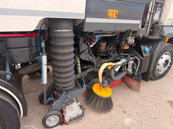 2018 Volvo FL250 Johnston VT651 Road Sweeper 394274685