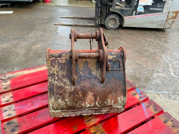 18" MINI DIGGER BUCKET........30mm PINS.....30140. 394770850