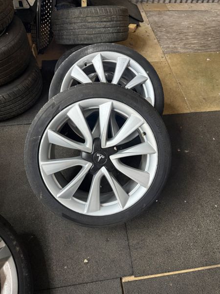 19 INCH TESLA ALLOYS WITH TYRES 5x114 395010133
