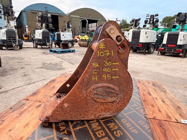 9" strickland bucket ....30mm pins.....1071 395787340