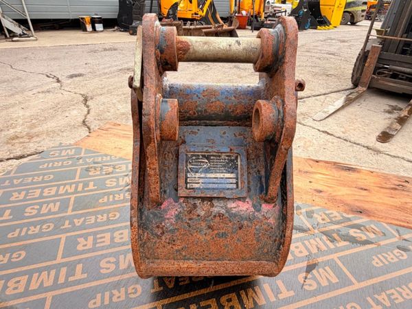 9" strickland bucket ....30mm pins.....1071 395787346