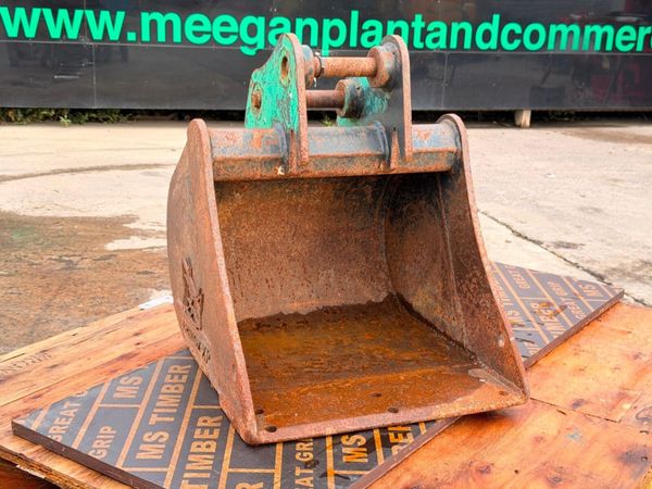 18" digging bucket ....30mm pins .....1070 395787314