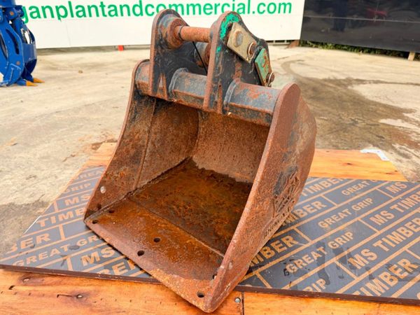 18" digging bucket ....30mm pins .....1070 395787320