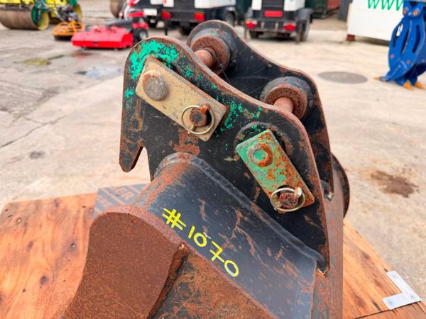 18" digging bucket ....30mm pins .....1070 395787322