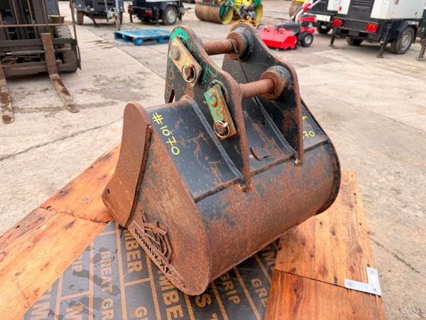 18" digging bucket ....30mm pins .....1070 395787323