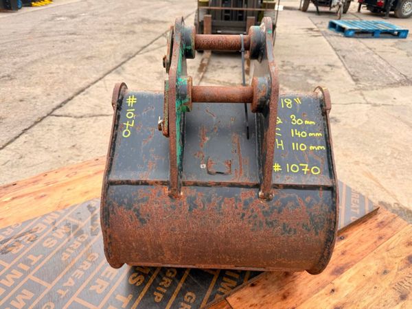 18" digging bucket ....30mm pins .....1070 395787324