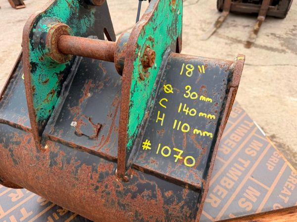18" digging bucket ....30mm pins .....1070 395787325