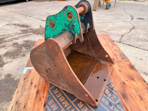18" digging bucket ....30mm pins .....1070 395787327