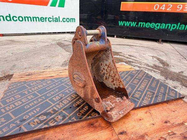 9" strickland bucket ....30mm pins.....1071 395787333