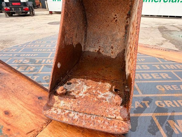9" strickland bucket ....30mm pins.....1071 395787336