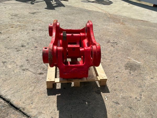 Double locking hydraulic quick hitch...90mm pins.. 396214355