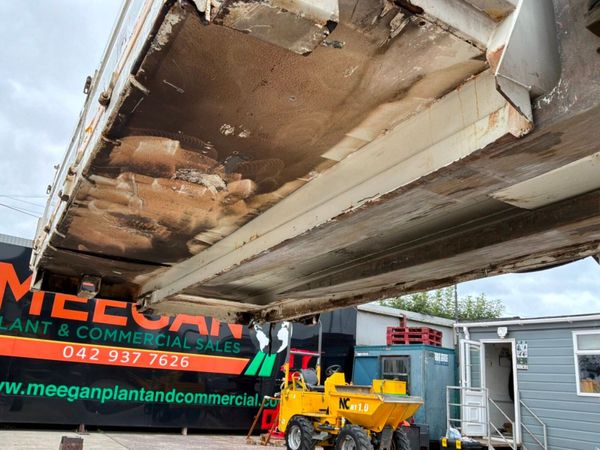 Demountable insulated dropside tipping body......1 396421656