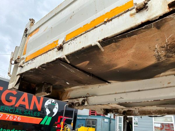 Demountable insulated dropside tipping body......1 396421661