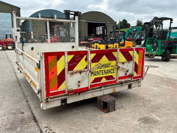 Demountable insulated dropside tipping body......1 396421686