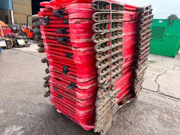 37 OF   CROWD CONTROL / PEDESTRIAN BARRIERS 396646251