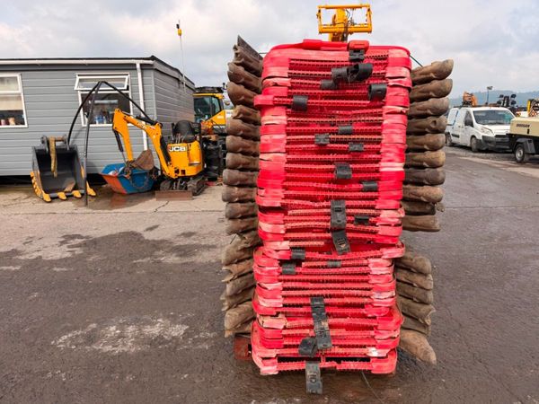 37 OF   CROWD CONTROL / PEDESTRIAN BARRIERS 396646211