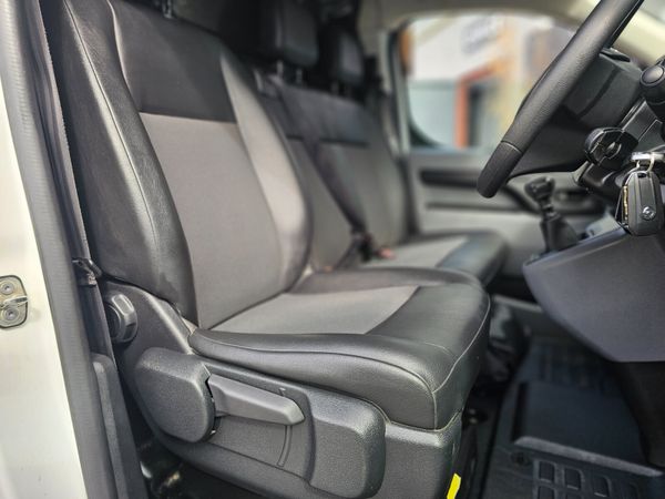 OPEL VIVARO LWB // TWIN DOORS // 2027 CVRT 396621900