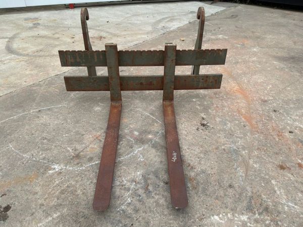 JCB 4Cx  pallet fork attachment.......985t 397142412