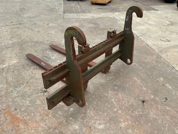 JCB 4Cx  pallet fork attachment.......985t 397142429