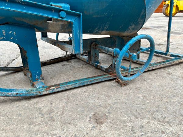 Conquip 500 litres concrete pouring skip.......318 397151151