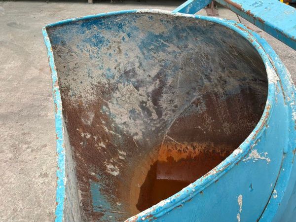 Conquip 500 litres concrete pouring skip.......318 397151163