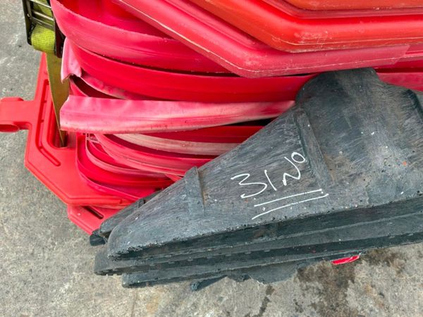 Plastic Pedestrian safety barriers....31 per palle 397151133