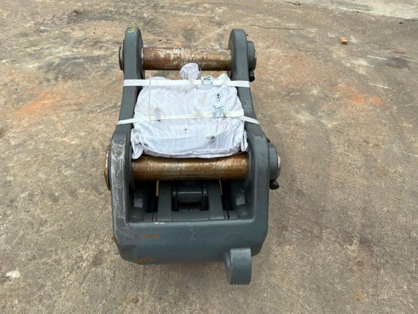 New / unused hydraulic quick hitch...80mm pins.... 397212591