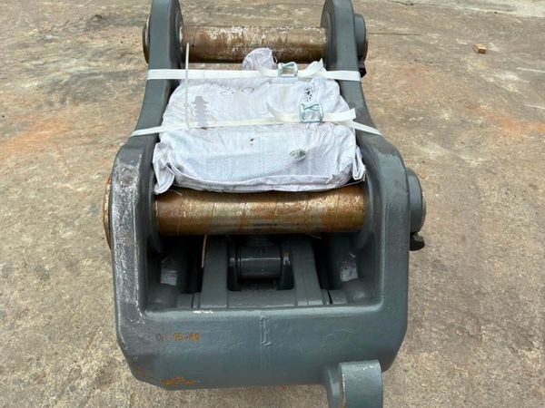 New / unused hydraulic quick hitch...80mm pins.... 397212599