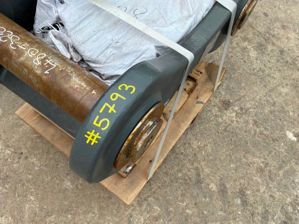 New / unused hydraulic quick hitch...80mm pins.... 397212601