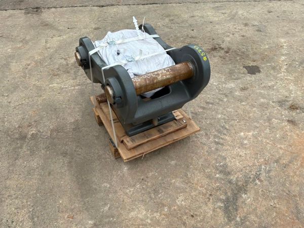 New / unused hydraulic quick hitch...80mm pins.... 397212603