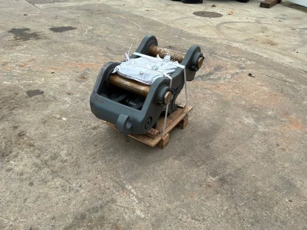 New / unused hydraulic quick hitch...80mm pins.... 397212606