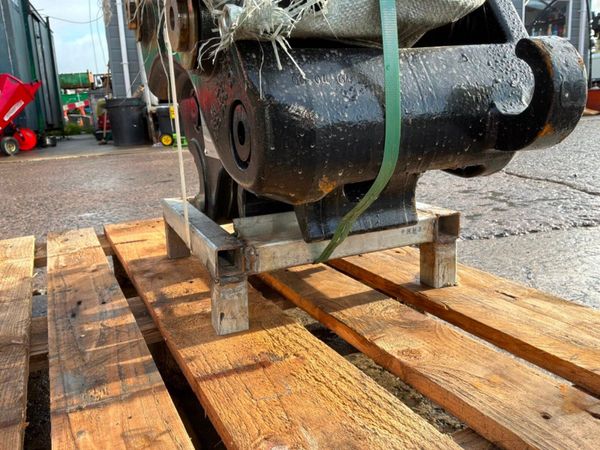 New / unused Hydraulic Quick hitch.......60mm pin. 397359760