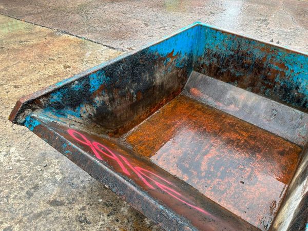 1000 litres Conquip self tipping rubble boat skip. 397373277