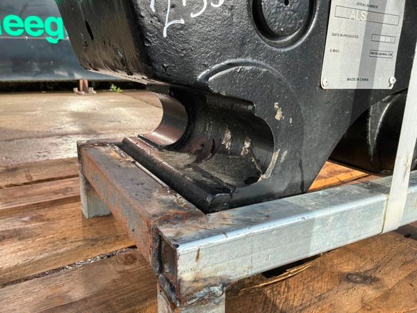 New unused hydraulic Quick hitch.....60mm pins.... 397373613