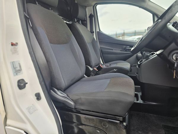 NISSAN NV200 // 08/27 DOE // NO VAT 397303227