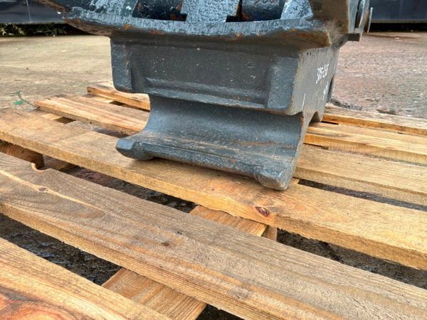 Hydraulic Quick hitch....70mm pins.......5789. 397321905