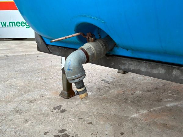 2000 litres Water bowser / Galvanised stand....509 397668115